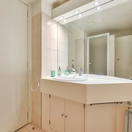 Moderne Proche De L'arc De Triomphe Daire *